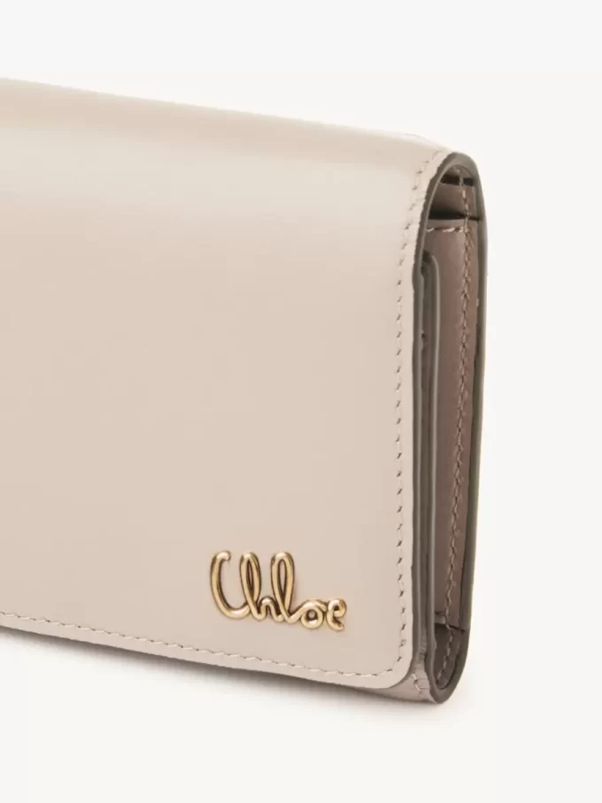 Piccola borsa Chloé Iconic tri-fold con tasca portamonete in pelle lucida Piccola borsa Chloé Iconic tri-fold con tasca portamonete in pelle lucida