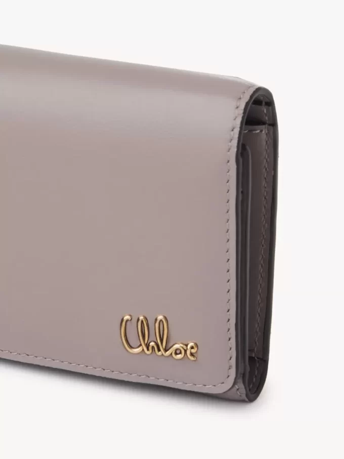 Piccola borsa Chloé Iconic tri-fold con tasca portamonete in pelle lucida Piccola borsa Chloé Iconic tri-fold con tasca portamonete in pelle lucida