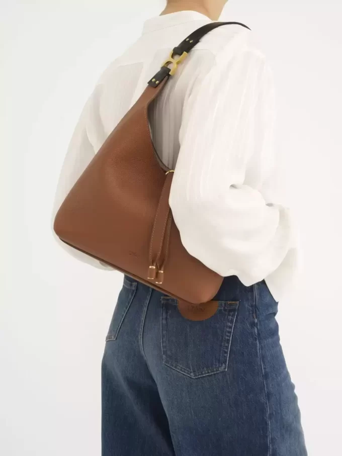 Piccola borsa hobo Marcie in pelle martellata Piccola borsa hobo Marcie in pelle martellata