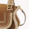 Piccola borsa Marcie in pelle scamosciata e shearling Piccola borsa Marcie in pelle scamosciata e shearling