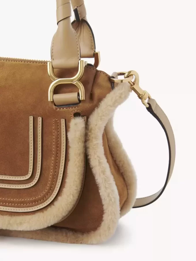 Piccola borsa Marcie in pelle scamosciata e shearling Piccola borsa Marcie in pelle scamosciata e shearling