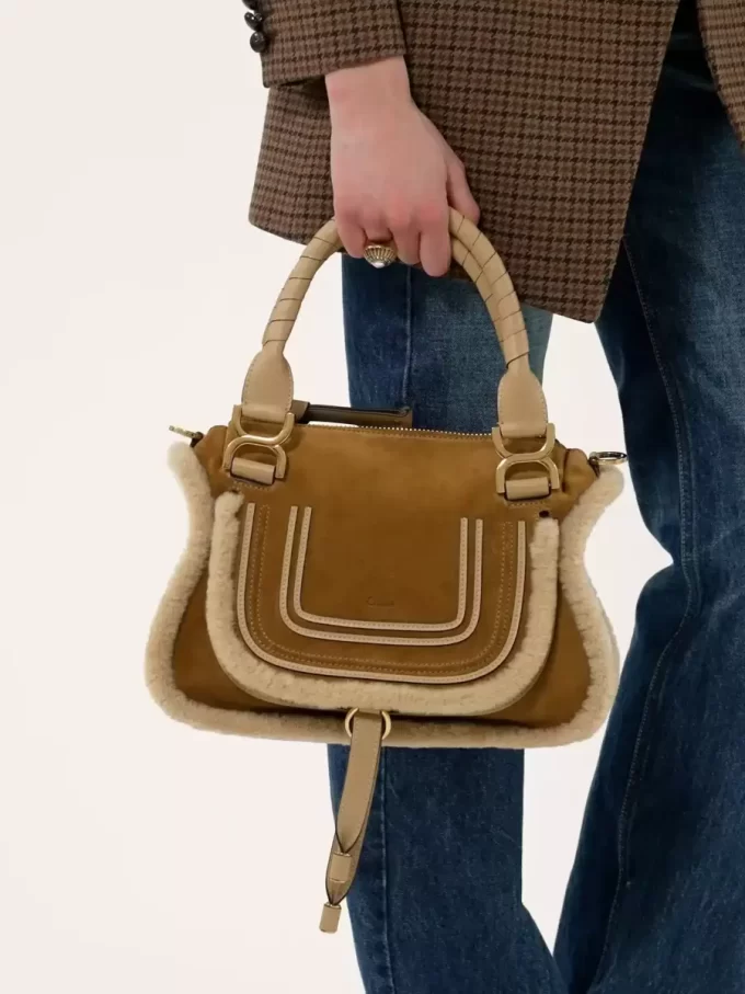 Piccola borsa Marcie in pelle scamosciata e shearling Piccola borsa Marcie in pelle scamosciata e shearling