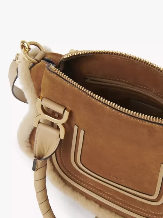 Piccola borsa Marcie in pelle scamosciata e shearling Piccola borsa Marcie in pelle scamosciata e shearling