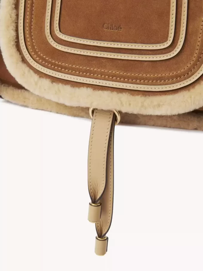 Piccola borsa Marcie in pelle scamosciata e shearling Piccola borsa Marcie in pelle scamosciata e shearling