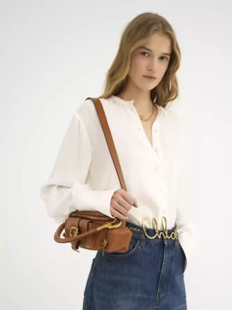 Piccola borsa per macchina fotografica in pelle lucida