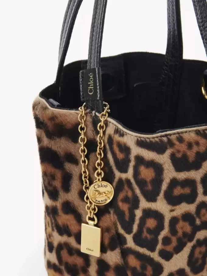 Piccola borsa tote Chloé Spin in shearling con stampa leopardata Piccola borsa tote Chloé Spin in shearling con stampa leopardata