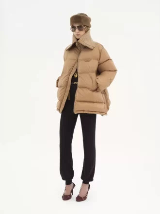 Piumino a collo alto in nylon lucido Piumino a collo alto in nylon lucido