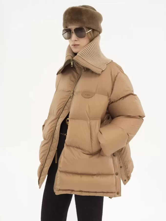 Piumino a collo alto in nylon lucido Piumino a collo alto in nylon lucido