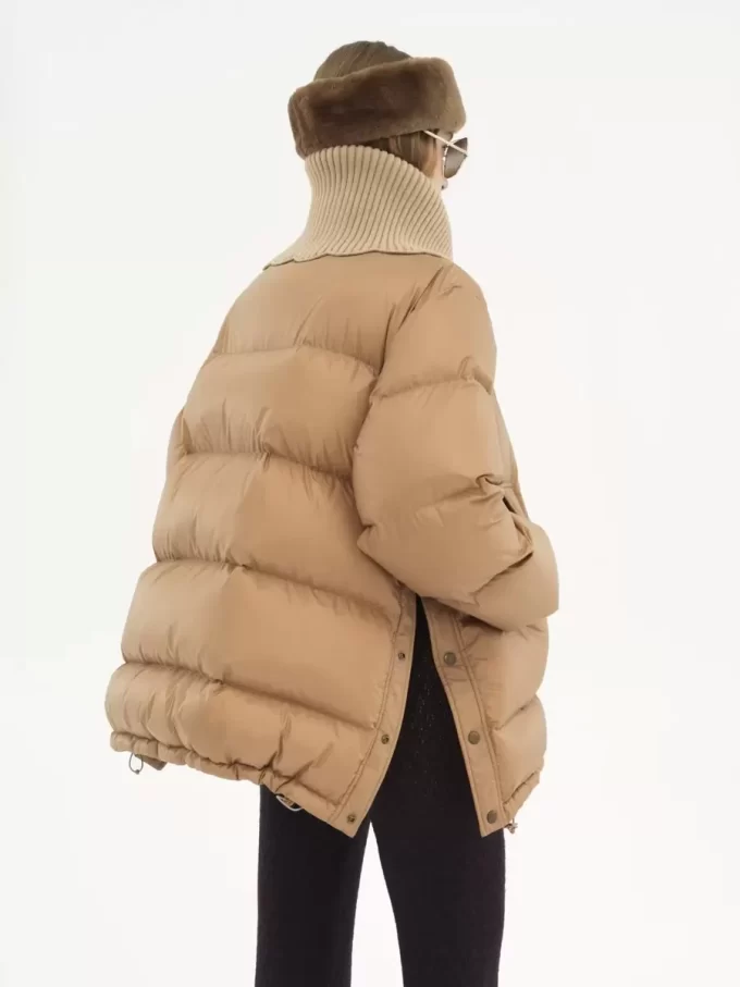 Piumino a collo alto in nylon lucido Piumino a collo alto in nylon lucido