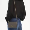 Portafoglio Chloé Iconic con patta e catena in pelle lucida Portafoglio Chloé Iconic con patta e catena in pelle lucida