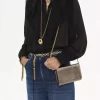 Portafoglio Chloé Iconic con patta e catena in pelle metallizzata Portafoglio Chloé Iconic con patta e catena in pelle metallizzata
