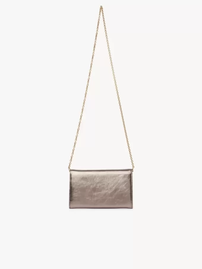Portafoglio Chloé Iconic con patta e catena in pelle metallizzata Portafoglio Chloé Iconic con patta e catena in pelle metallizzata