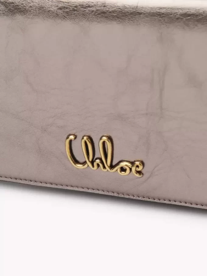 Portafoglio Chloé Iconic con patta e catena in pelle metallizzata Portafoglio Chloé Iconic con patta e catena in pelle metallizzata