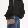 Portafoglio Chloé Iconic con patta e catena in pelle metallizzata Portafoglio Chloé Iconic con patta e catena in pelle metallizzata