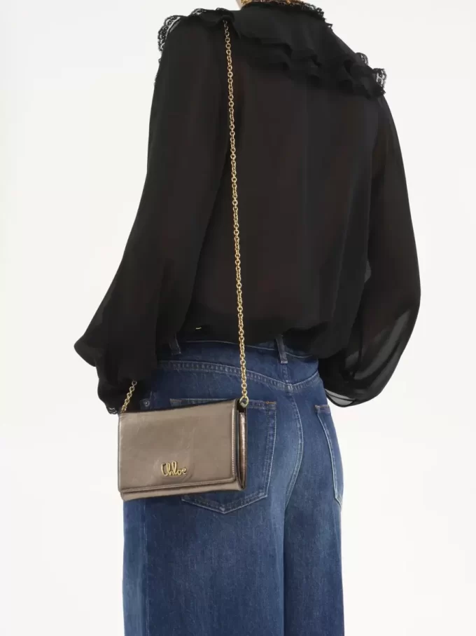 Portafoglio Chloé Iconic con patta e catena in pelle metallizzata Portafoglio Chloé Iconic con patta e catena in pelle metallizzata