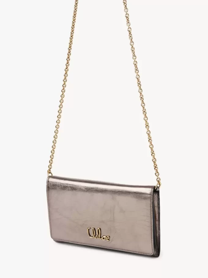 Portafoglio Chloé Iconic con patta e catena in pelle metallizzata Portafoglio Chloé Iconic con patta e catena in pelle metallizzata