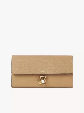 Portafoglio lungo Chloé Charms con patta in pelle martellata