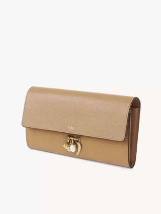 Portafoglio lungo Chloé Charms con patta in pelle martellata