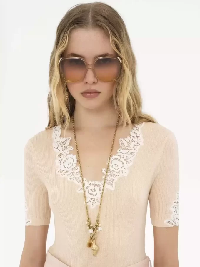 Top aderente a maniche corte in maglia di lana con pizzo guipure