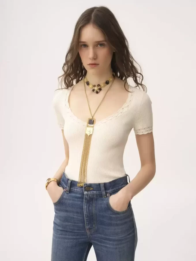 Top aderente con scollo a barchetta in maglia di lana e pizzo Top aderente con scollo a barchetta in maglia di lana e pizzo