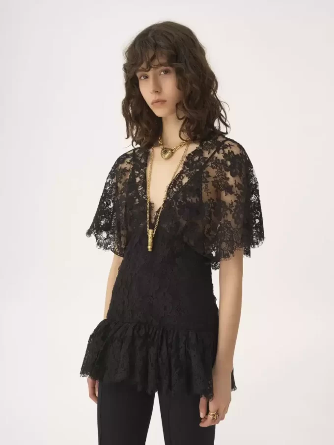 Top aderente con volant in pizzo Top aderente con volant in pizzo