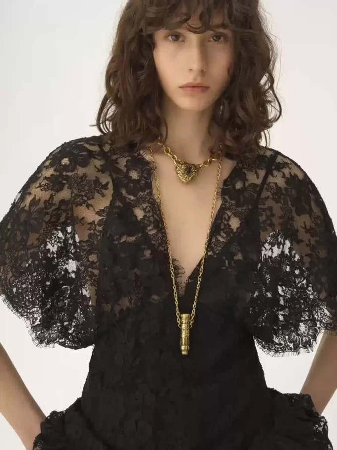 Top aderente con volant in pizzo Top aderente con volant in pizzo