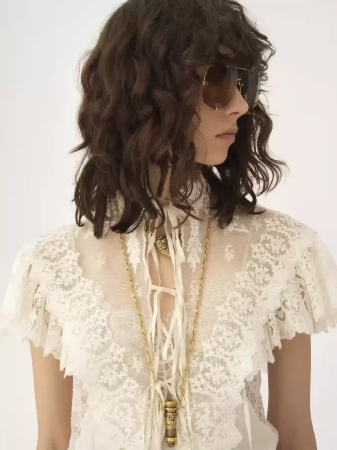 Top corto a collo alto in tulle di cotone e pizzo Top corto a collo alto in tulle di cotone e pizzo