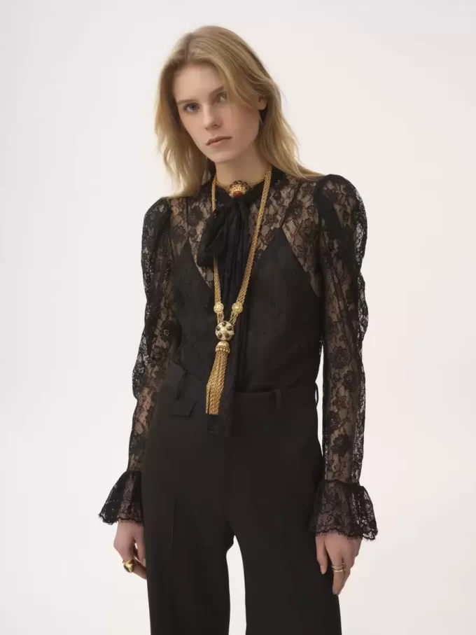 Top lavallière con maniche a sbuffo in jacquard di pizzo floreale Top lavallière con maniche a sbuffo in jacquard di pizzo floreale